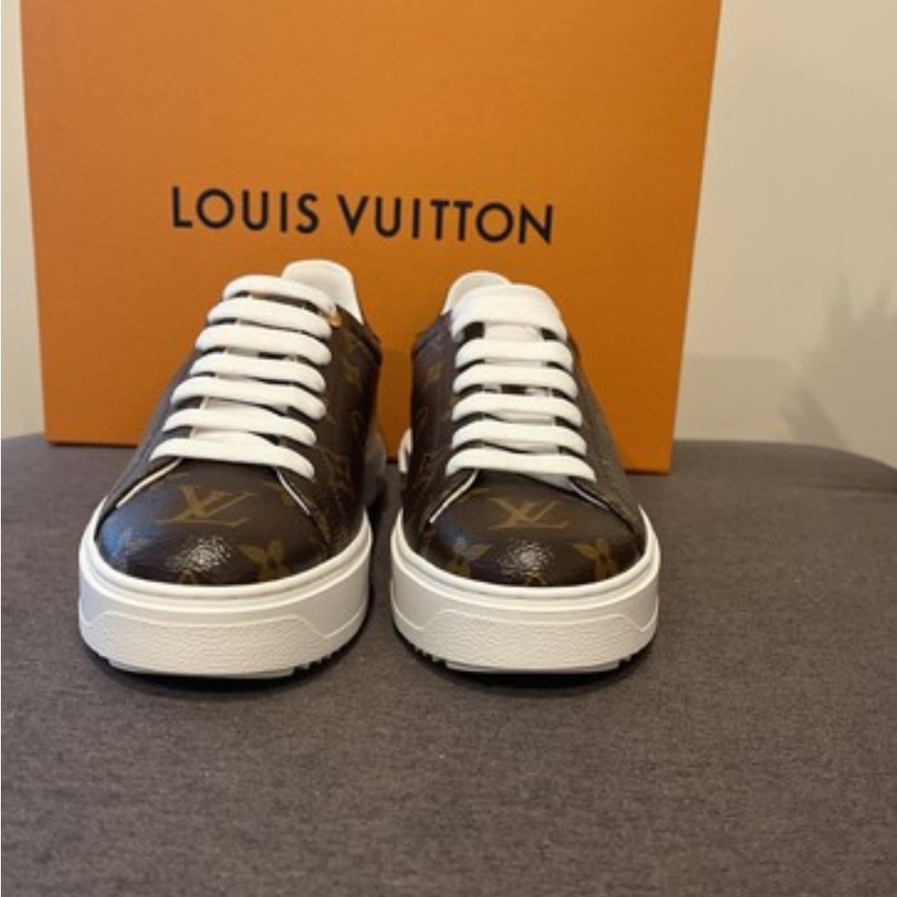 Gently worn authentic Louis Vuitton Timeout Sneakers size 38.5 (8.5)